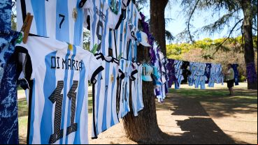Un puesto de ventas de camisetas tiñen de celeste y blanco el Parque Independencia.