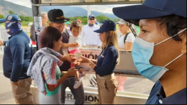 Unas 60 mil personas cruzan el puente que une San Antonio del Táchira (Venezuela) con Villa del Rosario (Colombia) .
