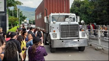 Unas 60 mil personas cruzan el puente que une San Antonio del Táchira (Venezuela) con Villa del Rosario (Colombia) .
