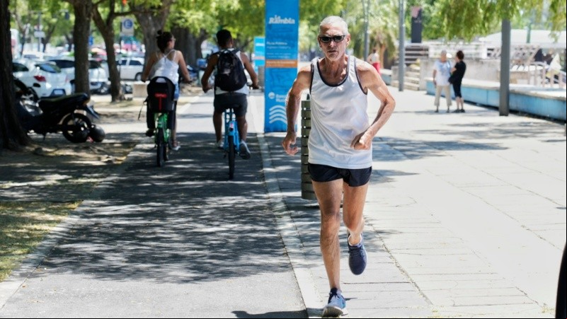 Este viernes comenzó siendo un día húmedo, y el calor avanzó con el correr de las horas.