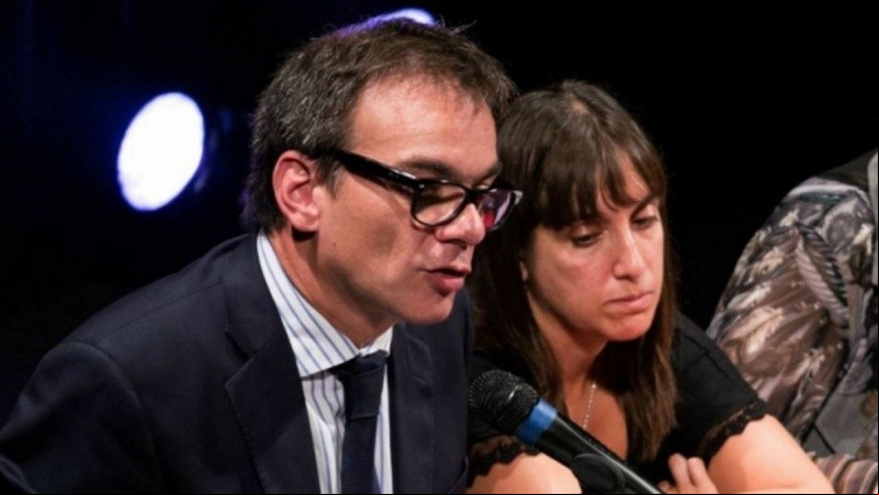 Juan Lewis y su clienta Débora Cotichini, suspendida de su cargo en el MPA.