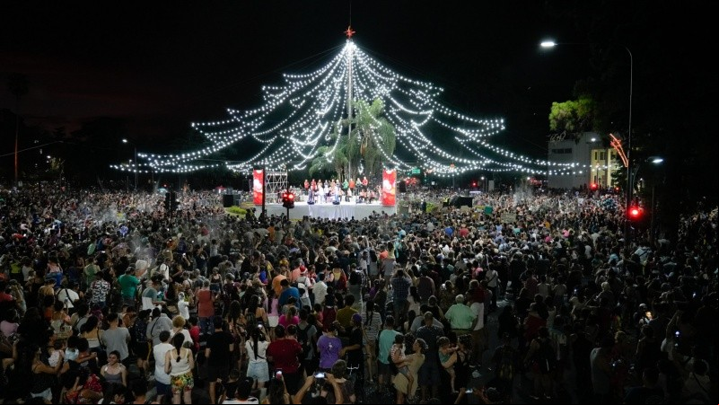 Una multitud acompañó el acto de encendido este jueves.