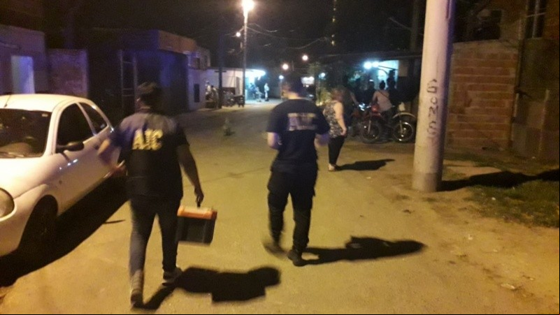 Agentes policiales en la zona del ataque.