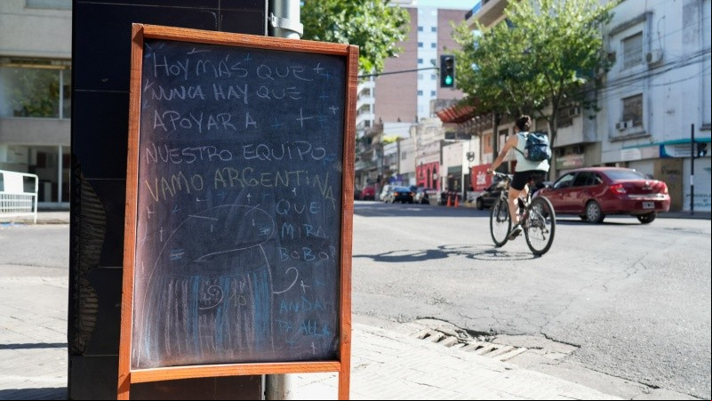 Un cartel de un bar del barrio Abasto en apoyo a la Selección Argentina. 