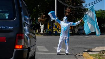 José, el Spiderman del puesto de ventas de Avellaneda y Santa Fe.