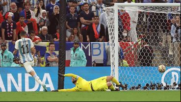 Fideo sale a gritar su gol en la final de la Copa del Mundo.