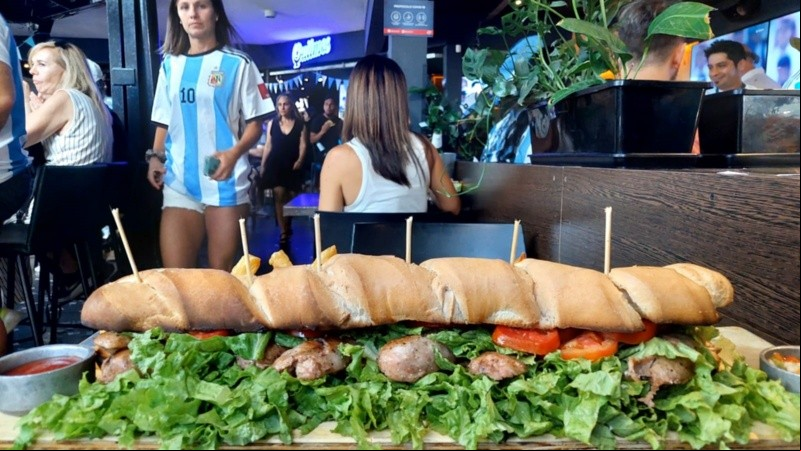 Los rosarinos en los bares, con el partido de la selección.
