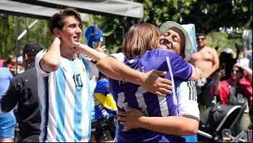 Abrazos y emoción pura tras el partido.