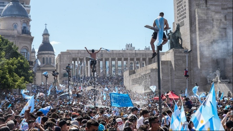 Los festejos en el Monumento a la Bandera. 