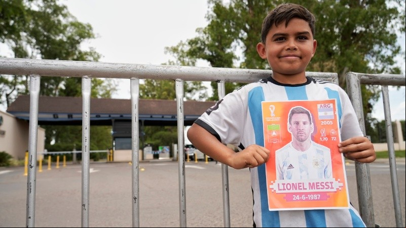 Hinchas fanáticos de Messi a la espera de una foto. 