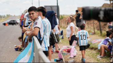 Hinchas fanáticos de Messi a la espera de una foto.