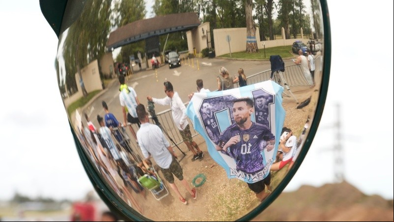 Hinchas fanáticos de Messi a la espera de una foto. 