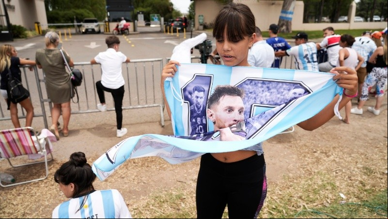 Hinchas fanáticos de Messi a la espera de una foto. 