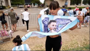 Hinchas fanáticos de Messi a la espera de una foto.
