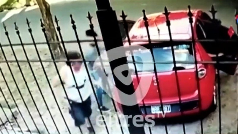 Raúl fue abordado por tres jóvenes armados frente a su casa.