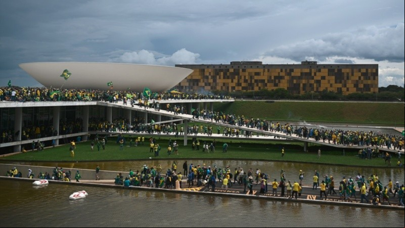 La irrupción se da con Bolsonaro en Estados Unidos y aún sin reconocer abiertamente su derrota.