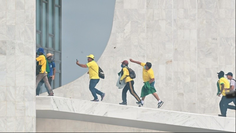 La irrupción se da con Bolsonaro en Estados Unidos y aún sin reconocer abiertamente su derrota.
