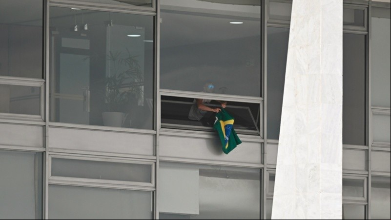 La irrupción se da con Bolsonaro en Estados Unidos y aún sin reconocer abiertamente su derrota.