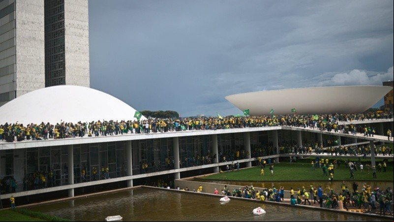 La irrupción se da con Bolsonaro en Estados Unidos y aún sin reconocer abiertamente su derrota.