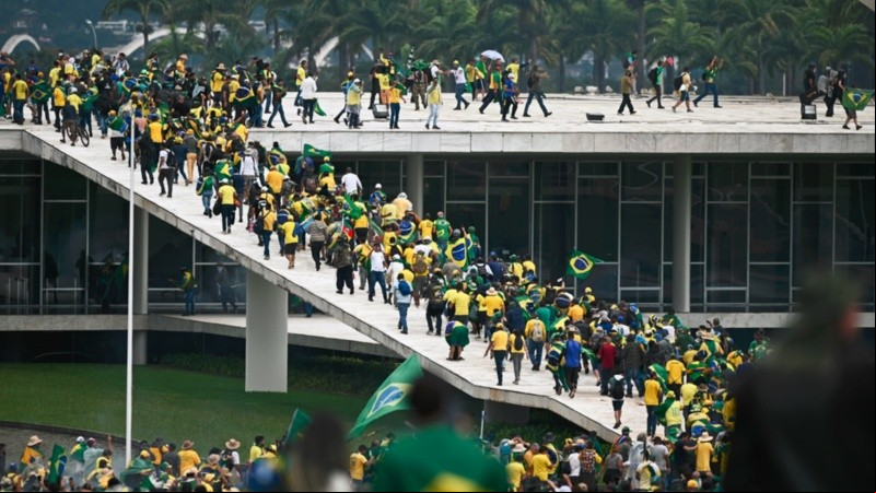 La irrupción se da con Bolsonaro en Estados Unidos y aún sin reconocer abiertamente su derrota.