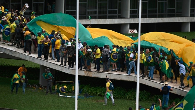La irrupción se da con Bolsonaro en Estados Unidos y aún sin reconocer abiertamente su derrota.