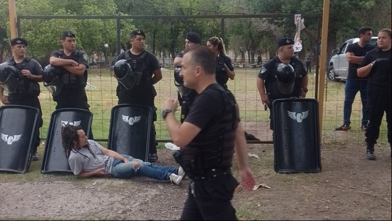 La sentada pacífica de los vecinos para impedir el  de las máquinas al predio.