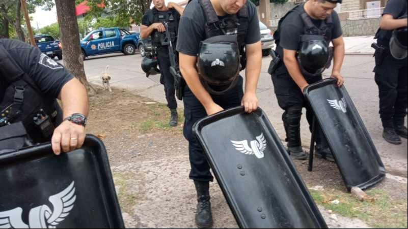 La sentada pacífica de los vecinos para impedir el  de las máquinas al predio.