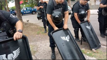 La sentada pacífica de los vecinos para impedir el  de las máquinas al predio.