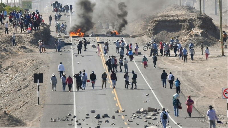 Las protestas con bloqueos de rutas comenzaron en pasado tras la detención del presidente Castillo.
