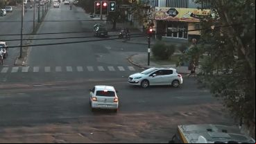 Un auto cruza en rojo en Avellaneda y Presidente Perón.