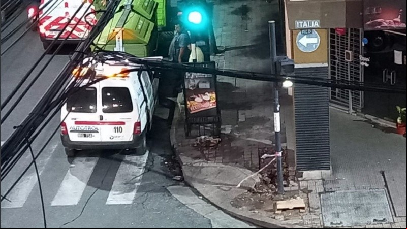 Pasadas las 21, distintas cuadrillas de la EPE hacían intentos por restablecer el servicio. 