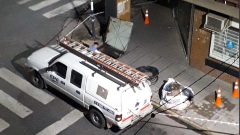 Pasadas las 21, distintas cuadrillas de la EPE hacían intentos por restablecer el servicio. 