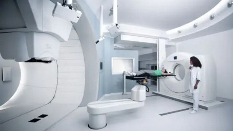 Imagen ilustrativa de un ciclotrón para terapia de protones. 