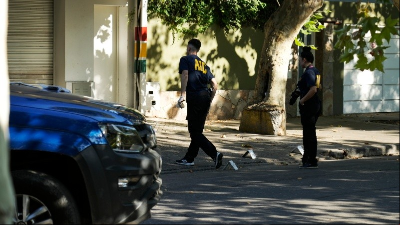 Fueron al menos 14 los disparos sobre el local comercial, la mayoría de ellos dieron sobre una de las tres persianas.