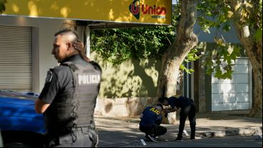 Los investigadores policiales en pleno trabajo tras la balacera.