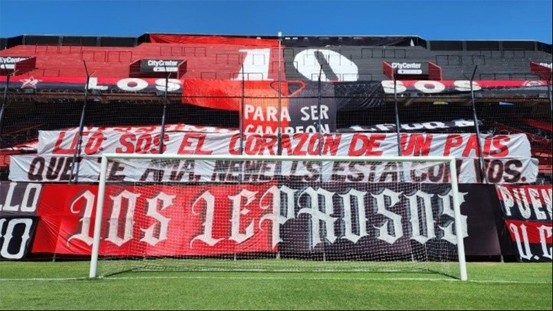 La bandera estuvo colgada desde este sábado al mediodía en la previa del juego ante Barracas. 
