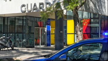 Custodia policial en el hospital donde están los chicos baleados en Los Pumitas.