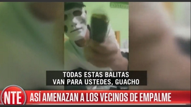 El joven enmascarado amenaza a los vecinos de muerte. 