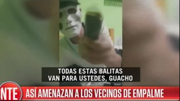 El joven enmascarado amenaza a los vecinos de muerte.