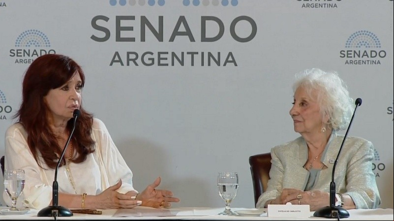 La vicepresidenta junto a Estela de Carloto.
