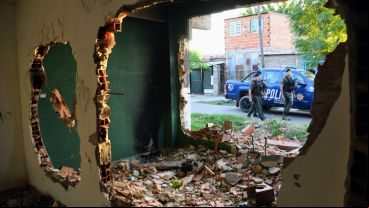 De un lado los escombros del ataque, afuera policías y gendarme patrullan.