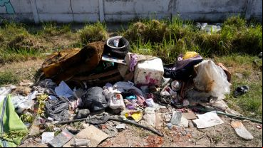 Los restos de la pueblada sobre calle San José, Los Pumitas, Empalme Graneros.