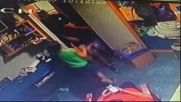Las cámaras de seguridad registraron la presencia de los ladrones junto al niño.