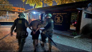 El momento de detención del joven de la máscara.