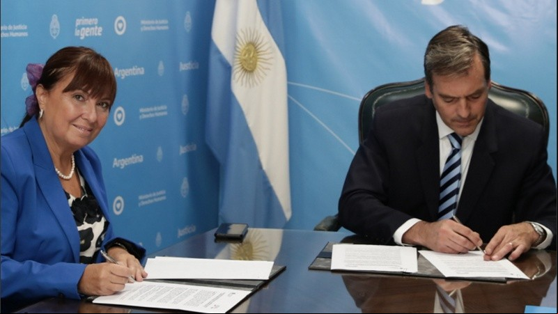 Arena y Brilloni firmaron tres convenios con el ministro de Justicia de la Nación con el objetivo de potenciar la capacidad de respuesta de la cartera de Seguridad santafesina a la hora de prevenir los delitos.
