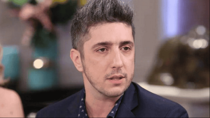 El conductor de La Peña de Morfi fue denunciado por un joven en medio de una entrevista.