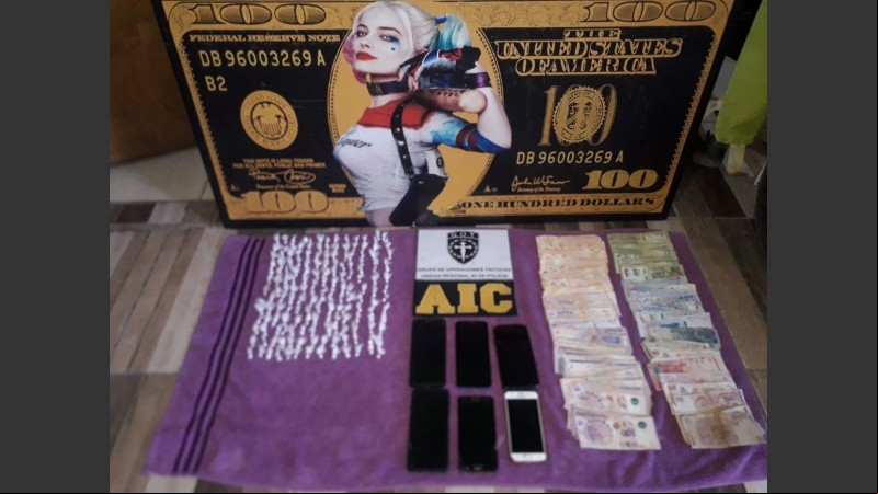 Harley Quinn, referente narco local. Parte de lo incautado en la redada a la banda de Pupito.