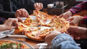 Compartir una pizza y una experiencia que parece surrealista.