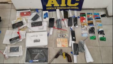 Celulares, dinero y tarjetas secuestradas en los operativos.