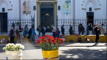 La cola de fieles en la iglesia en San Cayetano este miércoles.